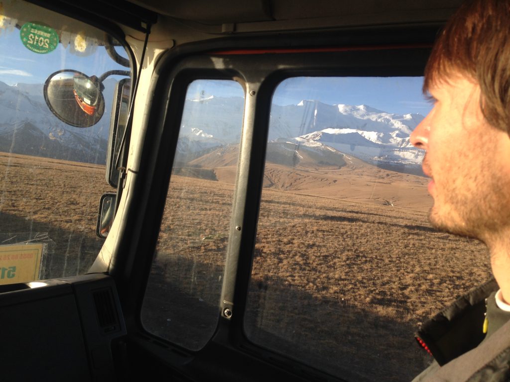 Subiendo al paso de Irkeshtam, frontera entre Kirguistán y China, con un camionero Kyrgyz