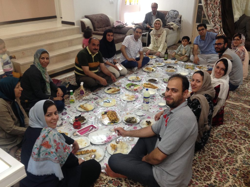 Cena con una familia Iraní en Kerman, muestra de la hospitalidad del pueblo persa.