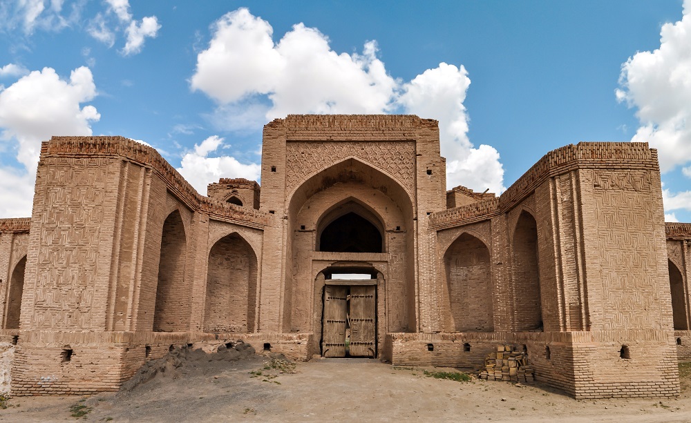Antiguo caravanserai abandonado donde paraban las caravanas de la Ruta de la Seda, en la ruta del Khorasan, Irán
