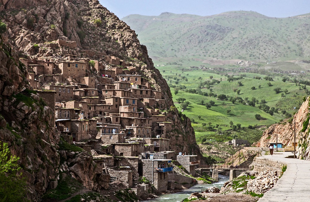 El pueblo de Palangan, en espectacular disposición en la ladera de la montaña, en el Kurdistán Iraní