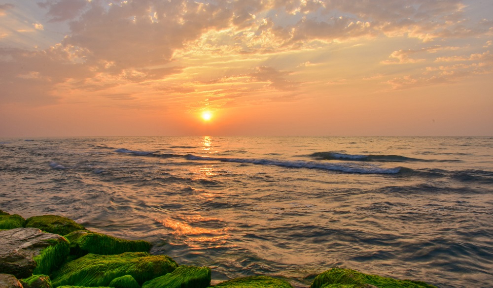 Preciosa puesta de sol desde Mahmudabad, en el Mar Caspio de Irán