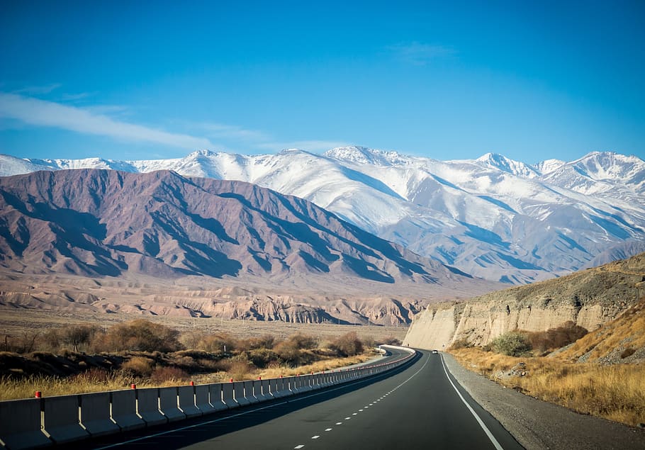Precioso paisajes de la Ruta de la Seda cuando atraviesas Asia Central